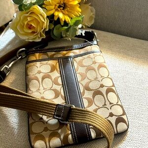 Coach Women's Signature Swingpack Crossbody Messenger Bag